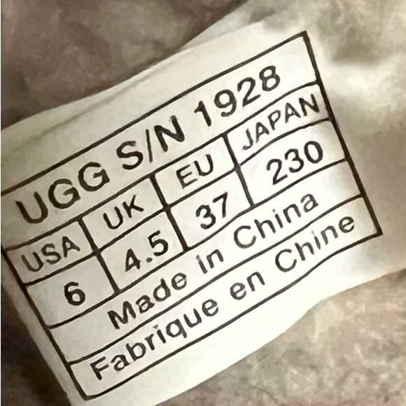 UGG woman’s size 6 shoes - Picture 6 of 6